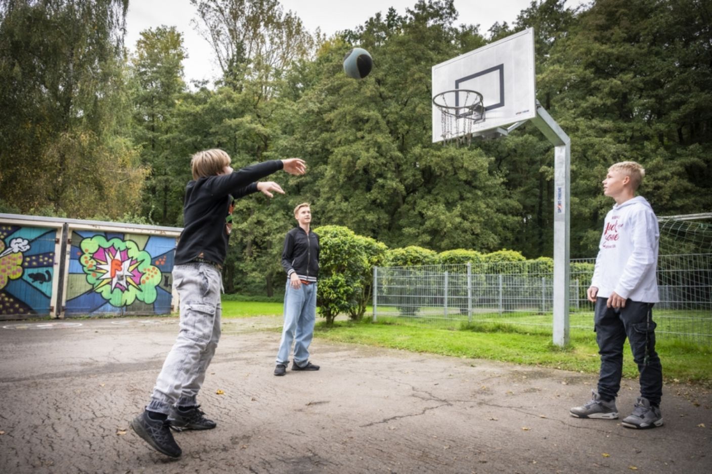Kinder beim Bassketball in der Jugendhilfe Grünau