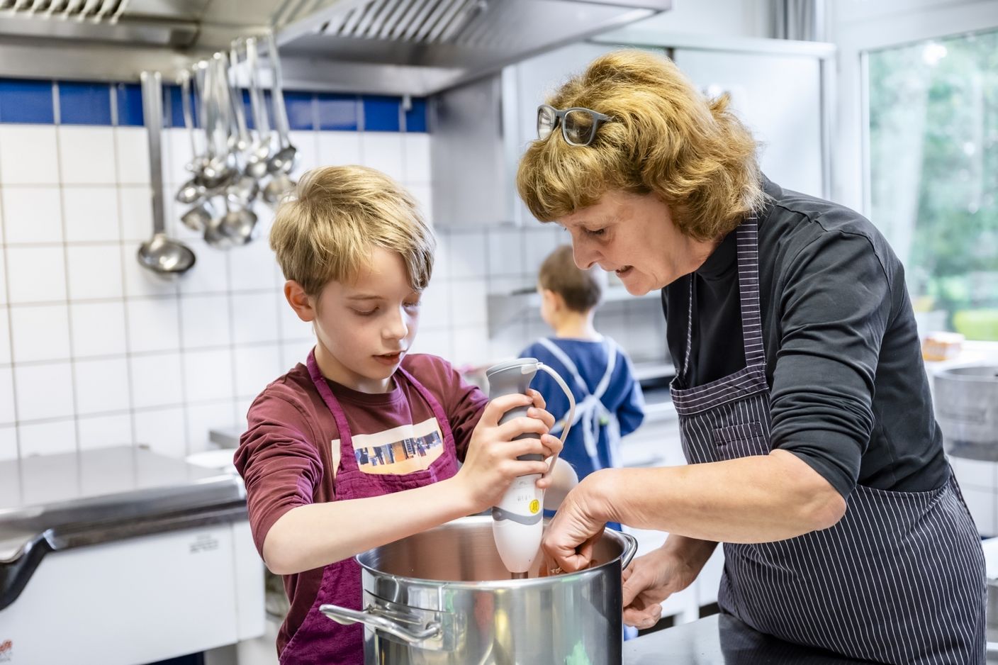 Marmeladekochen für Adventsbasar, Kind und Ehrenamtliche